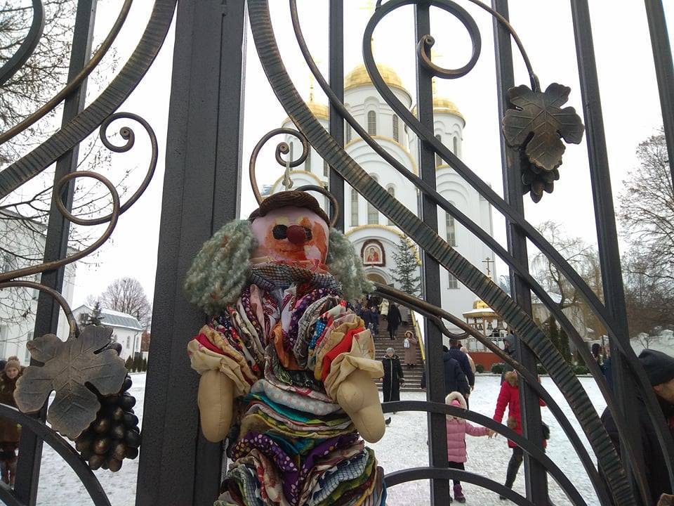 У Тернополі до церкви Московського Патріархату принесли дитячі іграшки (Фото)