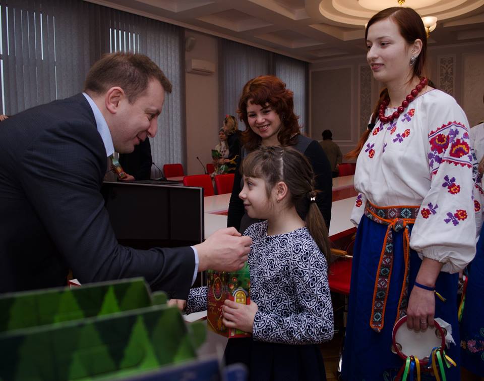 В обласній адміністрації заколядували діти з Сєвєродонецька (фото)