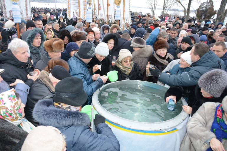 Тернопільський священик розповів, що робити зі святою водою, яку за рік не випили