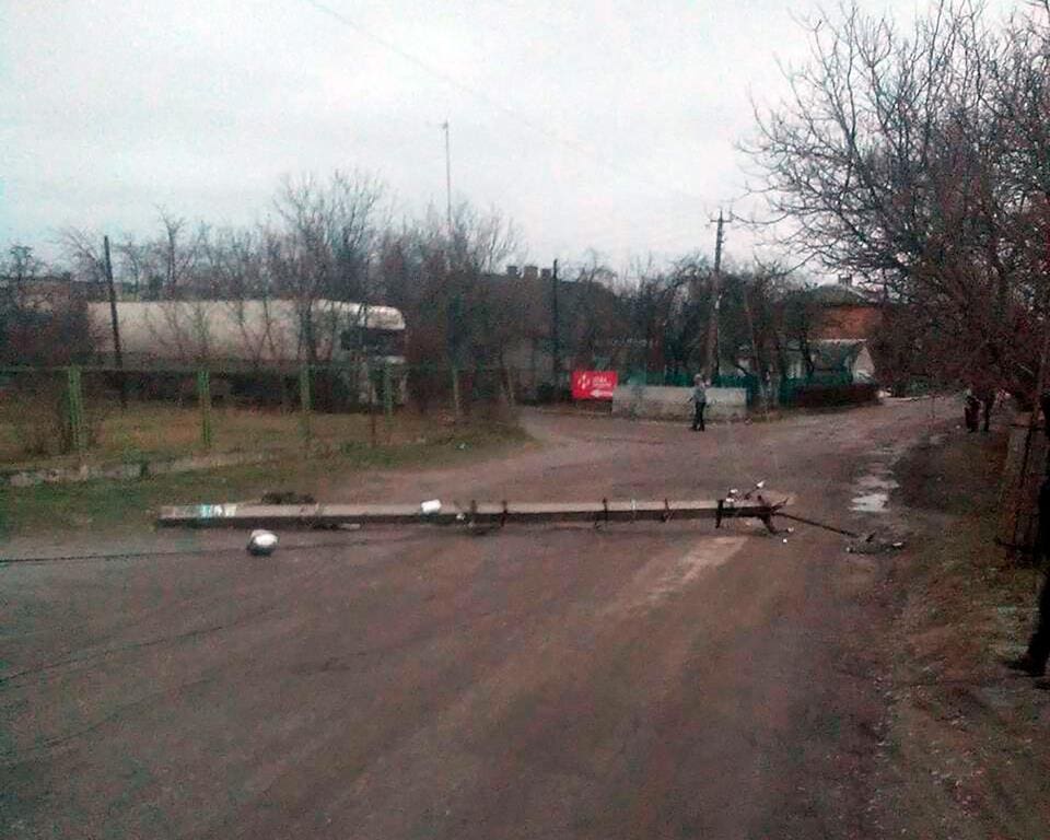 У Кременеці лісовоз звалив бетонну електроопору (Фото)