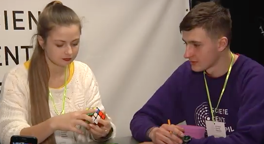 У Тернополі змагалися, хто швидше складе кубік Рубіка (Відео)
