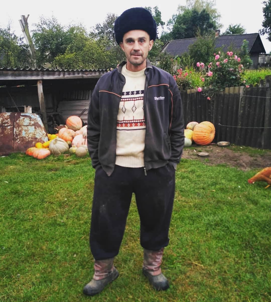 Сказав https://instagram.com/vipvolodka/ , що йому треба купити якусь нову форму, бо стара задовбала. Пішов.... купив.... Як вам? Подобається?