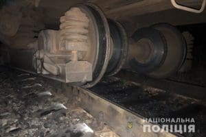 потяг зійшов з рейок